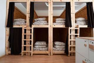 Хостелы A1 Hostel Львов Спальное место на двухъярусной кровати в общем номере для мужчин и женщин-11