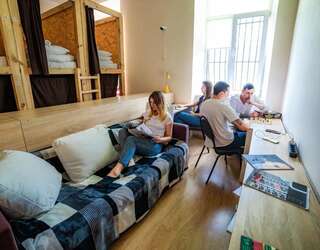 Хостелы A1 Hostel Львов Спальное место на двухъярусной кровати в общем номере для мужчин и женщин-15